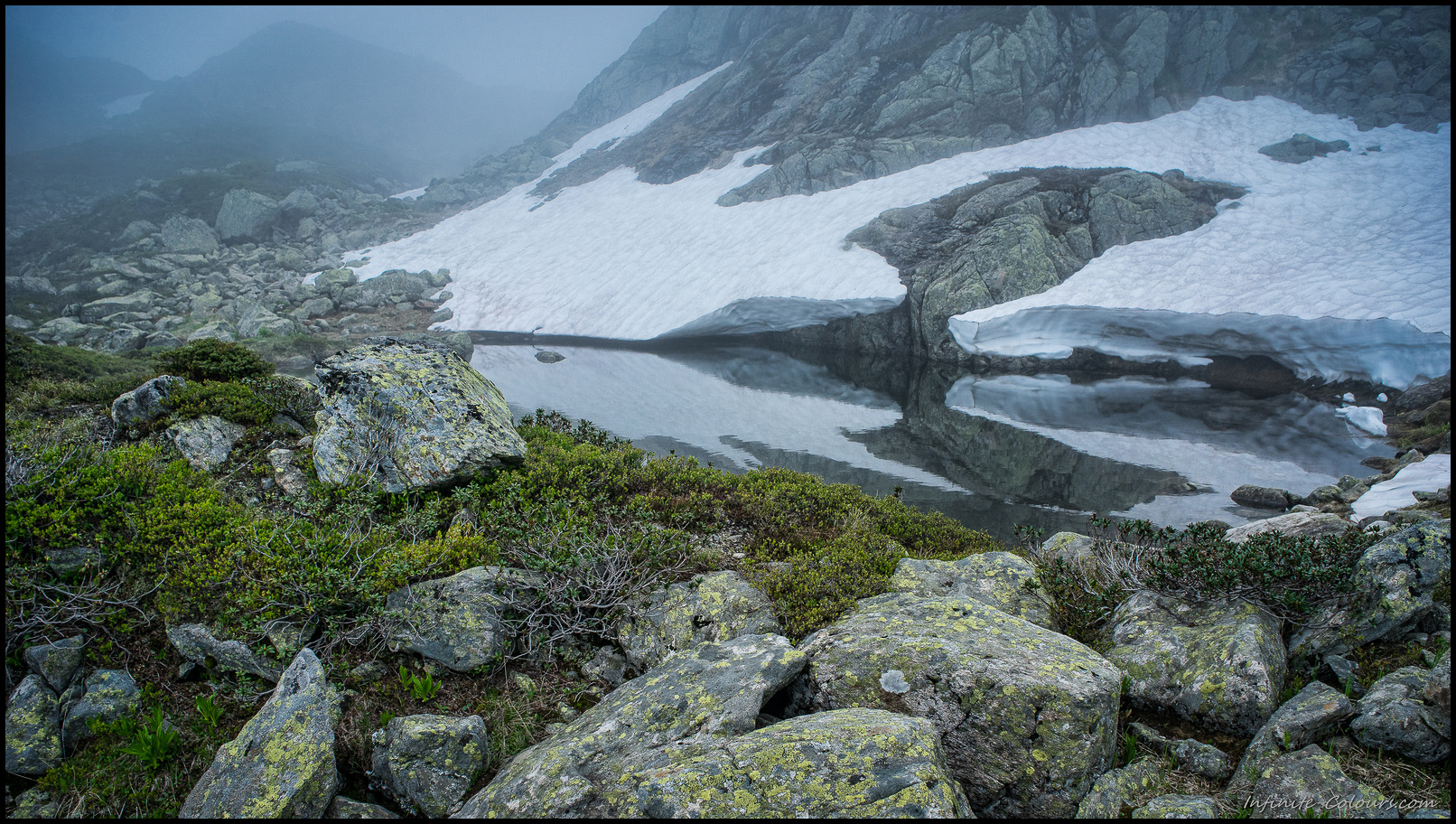 Fog creeps around the tarns between Seebodensee and Tierberg I