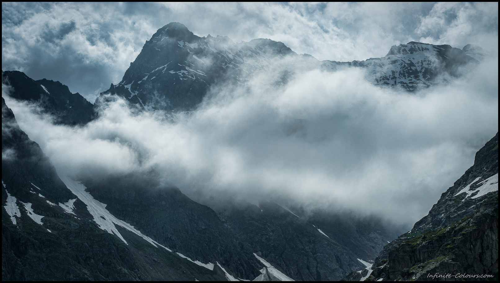 Clouds are cooking up over the Steingletscher