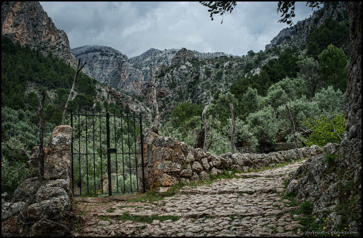 Exploring the paths around Fornalutx