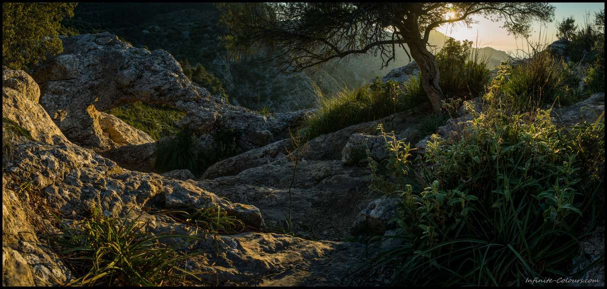 Late sunlight at the natural arch overlooking S'Entreforc / Torrent de Pareis