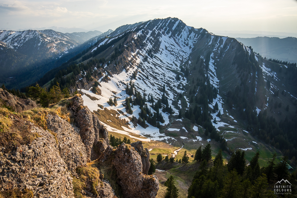 Nagelfluh Fotografie Wanderung Stuiben Frühling Sonnenuntergang Immenstadt Wanderung Allgäu Landschaftsfotografie blauer Enzian Allgäuer Alpen Sederer Stuiben Buralpkopf Wanderung Nagelfluh Nagelfluhkette Girenkopf Heidenkopf Siplinger Kopf Siplingerkopf