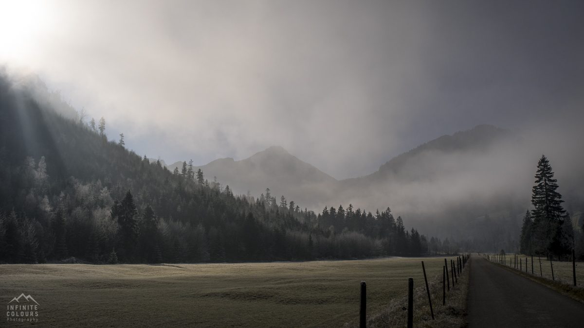 Herbstmorgen in den Alpen mit Nebelstimmung im Retterschwanger Tal bei Oberstdorf Mountainbike Nebelhorn Sonnenköpfe Fotografie