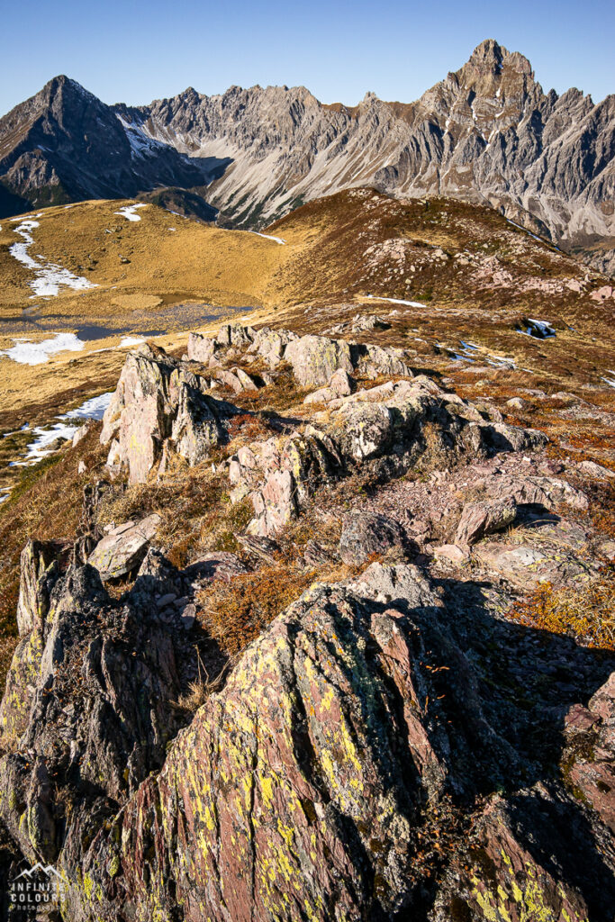 Golmer Seen Herbst Zimba Brandner Mittagspitze Saulakopf Beste Wanderung Platzieser Ried Wanderung Förkilisee Golmer Joch Bike & Hike Kreuzjoch Golmer Seenweg Landschaftsfotografie Rätikon Bergwanderung Goldener Herbst im Montafon Vorarlberg Berge Flechten Purple Mountains Bunte Steine