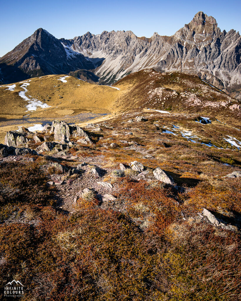 Traumhafter Blick auf die Zimba Steintälikopf Großer Valkastiel St. Anton im Montafon Landschaft Mondlandschaft in den Alpen Hochplateau Vegetation Flechten Hochmoor Montafon Golmer Seen Herbst Zimba Brandner Mittagspitze Saulakopf Beste Wanderung Platzieser Ried Wanderung Förkilisee Golmer Joch Bike & Hike Kreuzjoch Golmer Seenweg Landschaftsfotografie Rätikon Bergwanderung Goldener Herbst im Montafon Vorarlberg Berge Flechten Purple Mountains Bunte Steine