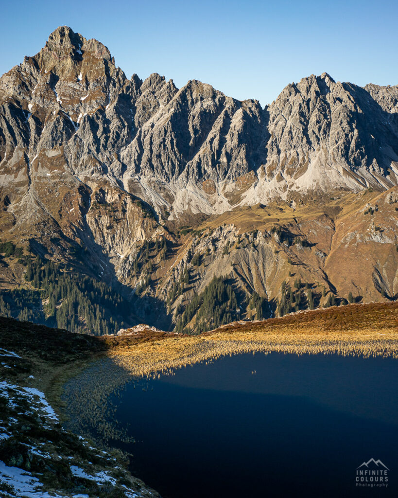 Mondlandschaft in den Alpen Hochplateau Vegetation Flechten Hochmoor Montafon Golmer Seen Herbst Zimba Brandner Mittagspitze Saulakopf Beste Wanderung Platzieser Ried Wanderung Förkilisee Golmer Joch Bike & Hike Kreuzjoch Golmer Seenweg Landschaftsfotografie Rätikon Bergwanderung Goldener Herbst im Montafon Vorarlberg Berge Flechten Purple Mountains Bunte Steine