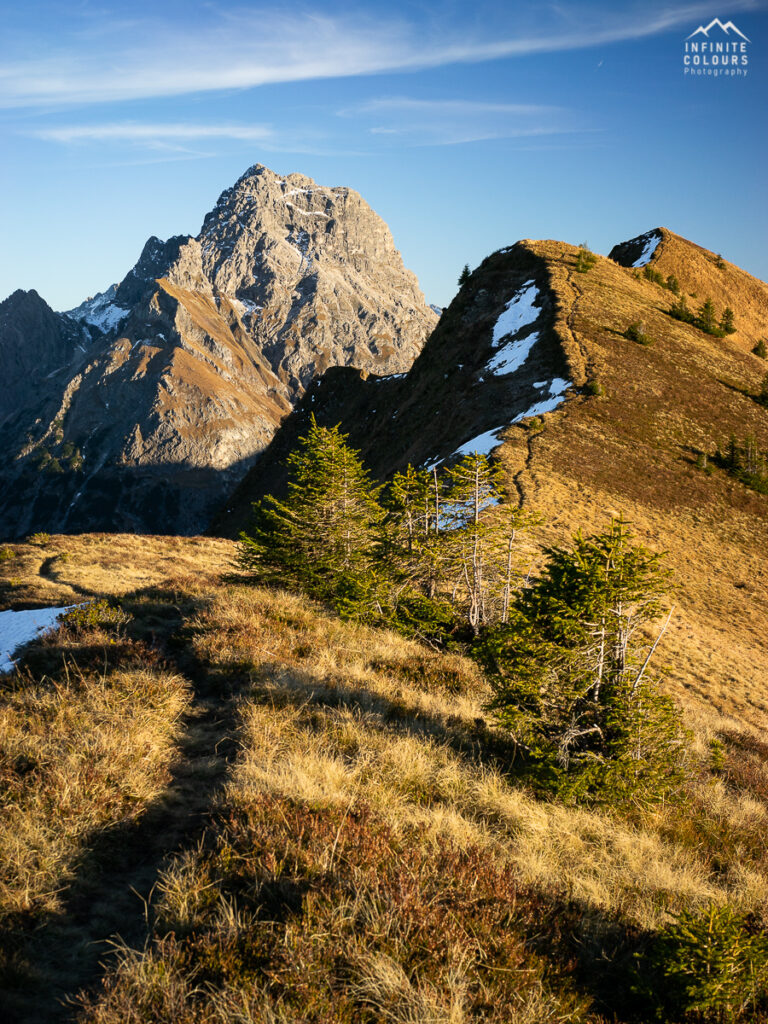 Einsame Gratwanderung Bregenzerwald Landschaftsfotografie Vorarlberg Bregenzerwald Herbst Wanderung Üntschenspitze Güntlespitze Widderstein Goldener Herbst Österreich Allgäu Gratwanderung Hochtannbergpass Sonnenuntergang Wanderung Schoppernau Schröcken Sony A7