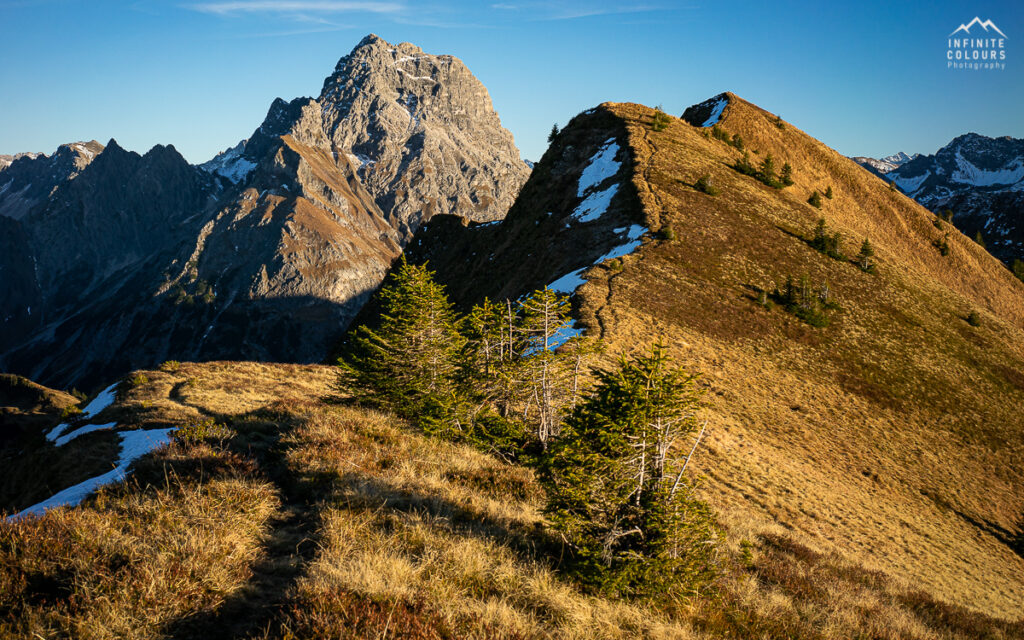 Einsame Gratwanderung Bregenzerwald Landschaftsfotografie Vorarlberg Bregenzerwald Herbst Wanderung Üntschenspitze Güntlespitze Widderstein Goldener Herbst Österreich Allgäu Gratwanderung Hochtannbergpass Sonnenuntergang Wanderung Schoppernau Schröcken Sony A7