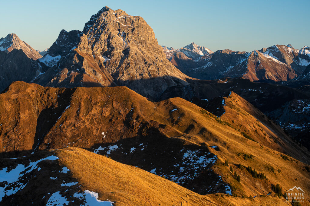 Landscape photography austria Landschaftsfotografie Österreich Aussicht von der Üntschenspitze Sonnenuntergang auf den Grat über die Güntlespitze zur Hintere Üntschenspitze Goldenes Herbstgras Goldenes Gras Goldener Herbst in den Alpen Einsamkeit Gratwanderung Bregenzerwald Landschaftsfotografie Vorarlberg Bregenzerwald Herbst Wanderung Üntschenspitze Güntlespitze Klettern Widderstein Goldener Herbst Österreich Allgäu Gratwanderung Hochtannbergpass Sonnenuntergang Beste Wanderung Tourismus Schoppernau Schröcken Sony A7