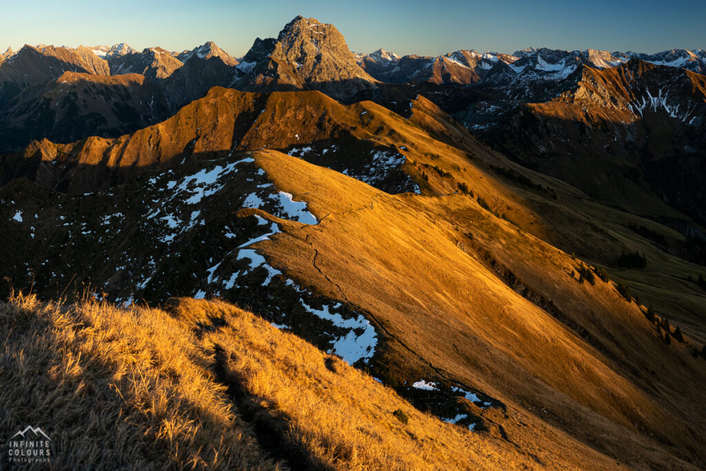 Magisches Licht in den Bergen zum Sonnenuntegang Bregenzerwald Aussicht von der Üntschenspitze Sonnenuntergang auf den Grat über die Güntlespitze zur Hintere Üntschenspitze Goldenes Herbstgras Goldenes Gras Goldener Herbst in den Alpen Einsamkeit Gratwanderung Bregenzerwald Landschaftsfotografie Vorarlberg Bregenzerwald Herbst Wanderung Üntschenspitze Güntlespitze Klettern Widderstein Goldener Herbst Österreich Allgäu Gratwanderung Hochtannbergpass Sonnenuntergang Beste Wanderung Tourismus Schoppernau Schröcken Sony A7