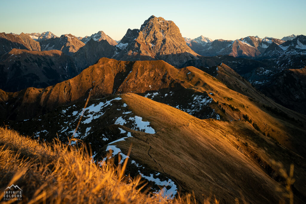 Magisches Licht in den Bergen zum Sonnenuntegang Bregenzerwald Oktober Landschaft Novermber Landschaftsfotografie Aussicht von der Üntschenspitze Sonnenuntergang auf den Grat über die Güntlespitze zur Hintere Üntschenspitze Goldenes Herbstgras Goldenes Gras Goldener Herbst in den Alpen Einsamkeit Gratwanderung Bregenzerwald Landschaftsfotografie Vorarlberg Bregenzerwald Herbst Wanderung Üntschenspitze Güntlespitze Klettern Widderstein Goldener Herbst Österreich Allgäu Gratwanderung Hochtannbergpass Sonnenuntergang Beste Wanderung Tourismus Schoppernau Schröcken Sony A7