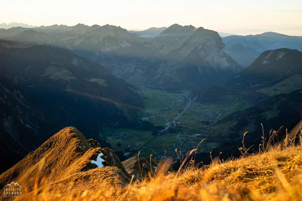 Aussicht von der Üntschenspitze auf die Kanisfluh und Schoppernau mit dem Bodensee zum Sonnenuntergang Magisches Licht in den Bergen zum Sonnenuntegang Bregenzerwald Oktober Landschaft Novermber Landschaftsfotografie Aussicht von der Üntschenspitze Sonnenuntergang auf den Grat über die Güntlespitze zur Hintere Üntschenspitze Goldenes Herbstgras Goldenes Gras Goldener Herbst in den Alpen Einsamkeit Gratwanderung Bregenzerwald Landschaftsfotografie Vorarlberg Bregenzerwald Herbst Wanderung Üntschenspitze Güntlespitze Klettern Widderstein Goldener Herbst Österreich Allgäu Gratwanderung Hochtannbergpass Sonnenuntergang Beste Wanderung Tourismus Schoppernau Schröcken Sony A7