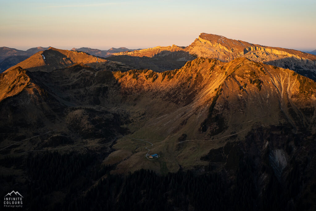 Sonnenuntergang am Hofen Ifen im November mit der Ifersgundalpe im Herbst Aussicht von der Üntschenspitze Magisches Licht im Allgäu Landschaftsfotografie zum Sonnenuntegang Bregenzerwald Oktober Landschaft Novermber Landschaftsfotografie Aussicht von der Üntschenspitze Sonnenuntergang auf den Grat über die Güntlespitze zur Hintere Üntschenspitze Goldenes Herbstgras Goldenes Gras Goldener Herbst in den Alpen Einsamkeit Gratwanderung Bregenzerwald Landschaftsfotografie Vorarlberg Bregenzerwald Herbst Wanderung Üntschenspitze Güntlespitze Klettern Widderstein Goldener Herbst Österreich Allgäu Gratwanderung Hochtannbergpass Sonnenuntergang Beste Wanderung Tourismus Schoppernau Schröcken Sony A7