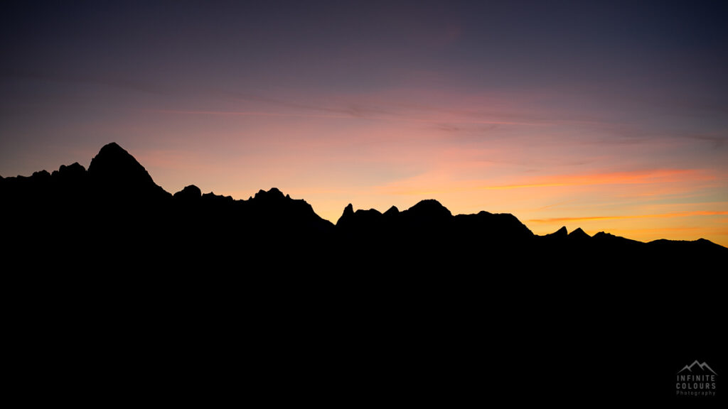 Sonnenuntergang Hochkünzelspitze Ruchenwannekopf Kilkaschrofen Zitterklapfen im Bregenzerwald beim Abstiegt von der Üntschenspitze zwischen Schoppernau und Schröcken Landschaftsfotografie Vorarlberg Wanderung im Herbst Alpen Sonnenuntergang am Hofen Ifen im November mit der Ifersgundalpe im Herbst Aussicht von der Üntschenspitze Magisches Licht im Allgäu Landschaftsfotografie zum Sonnenuntegang Bregenzerwald Oktober Landschaft Novermber Landschaftsfotografie Aussicht von der Üntschenspitze Sonnenuntergang auf den Grat über die Güntlespitze zur Hintere Üntschenspitze Landschaftsfotografie Vorarlberg Bregenzerwald Wanderung Klettern Goldener Herbst Österreich Allgäu Gratwanderung Hochtannbergpass Beste Wanderung Tourismus Sony A7