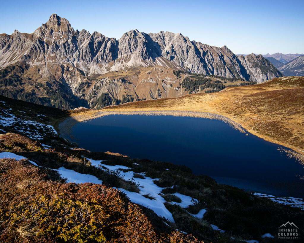 Landschaftsfotografie Montafon Traumhafter Blick auf Zimba Steintälikopf Großer Valkastiel Wanderung St. Anton im Montafon Landschaft Mondlandschaft Alpen Hochmoor Montafon Golmer Seen Wanderung Herbst Brandner Mittagspitze Saulakopf Wanderung Platzieser Ried Förkilisee Golmer Joch Bike & Hike Kreuzjoch Golmer Seenweg Landschaftsfotografie Rätikon Goldener Herbst im Montafon Landschaftsfotografie Vorarlberg