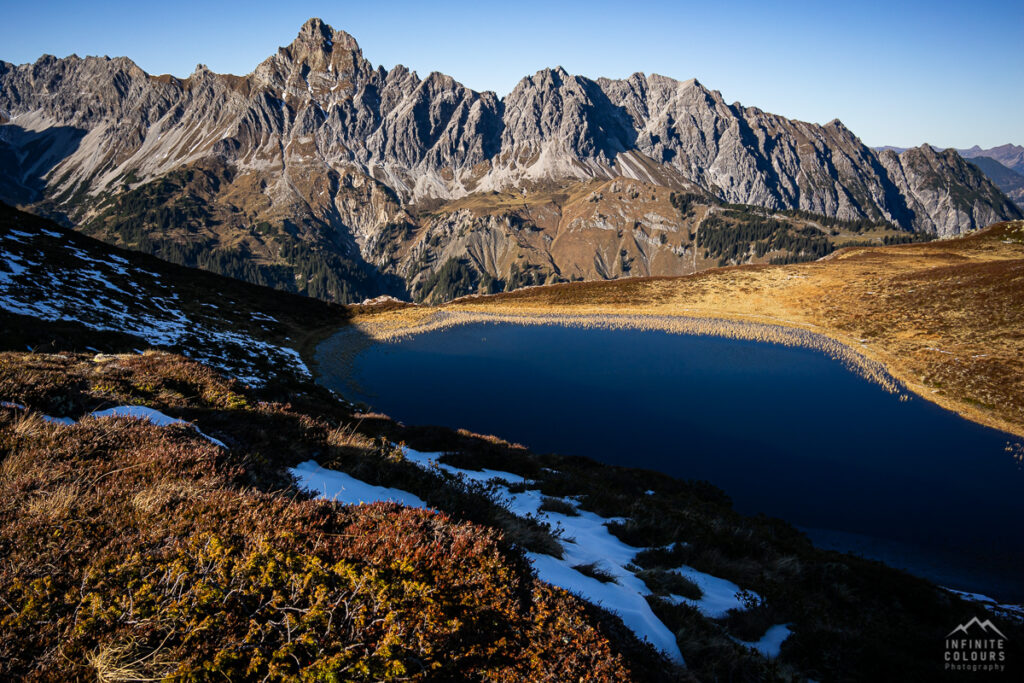 Landschaftsfotografie Montafon Traumhafter Blick auf Zimba Steintälikopf Großer Valkastiel Wanderung St. Anton im Montafon Landschaft Mondlandschaft Alpen Hochmoor Montafon Golmer Seen Wanderung Herbst Brandner Mittagspitze Saulakopf Wanderung Platzieser Ried Förkilisee Golmer Joch Bike & Hike Kreuzjoch Golmer Seenweg Landschaftsfotografie Rätikon Goldener Herbst im Montafon Landschaftsfotografie Vorarlberg