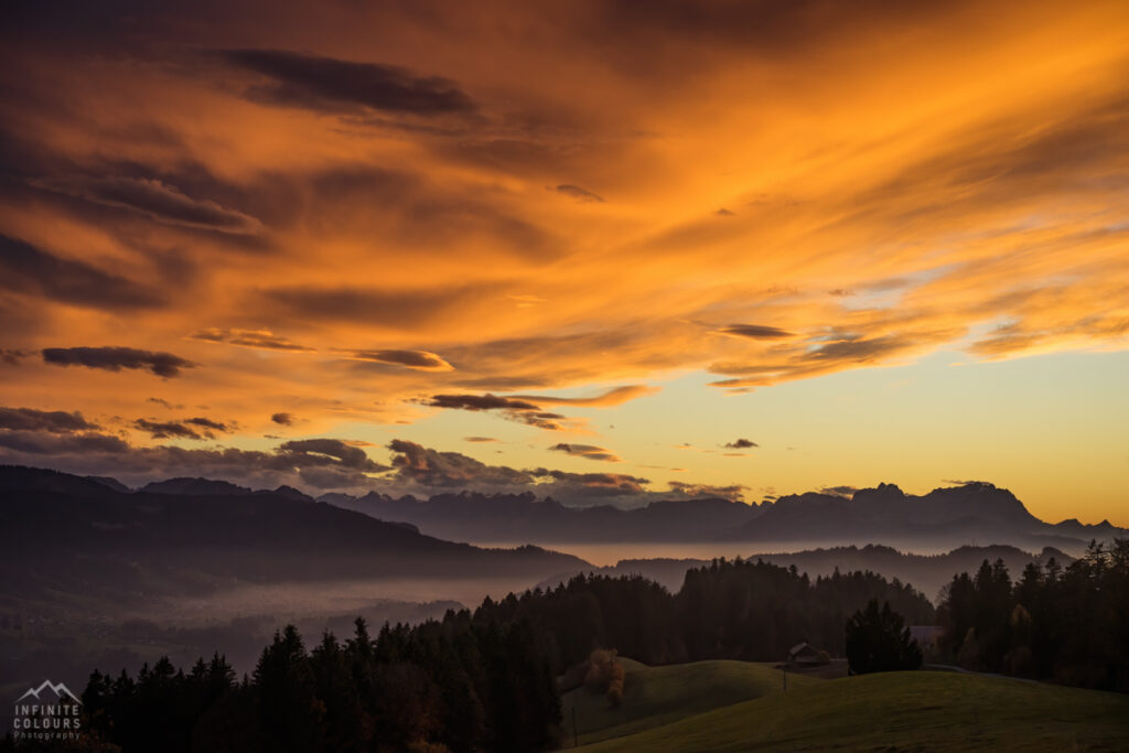 Sonnenuntergang Sulzberg Bregenzerwald Landschaftsfotografie Sonnenuntergang Säntis Vorderer Bregenzerwald Abendrot Alvier Sonnenuntergang Landschaftsfotografie Vorarlberg Bergsteigen Sony A7