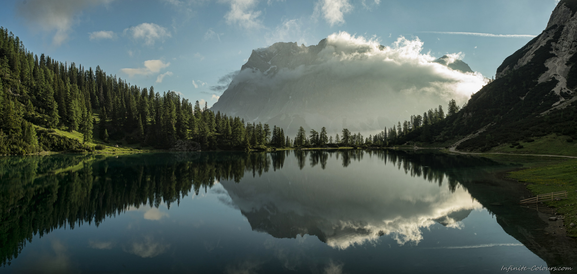 Zugspitzmorgen Zugspitze morgens Seebensee Zugspitzarena Sony A7 Minolta MD 35-70 3.5 macro Die in Wolken gehüllte Südwand des Zugspitzmassivs spiegelt sich im morgendlichen Seebensee