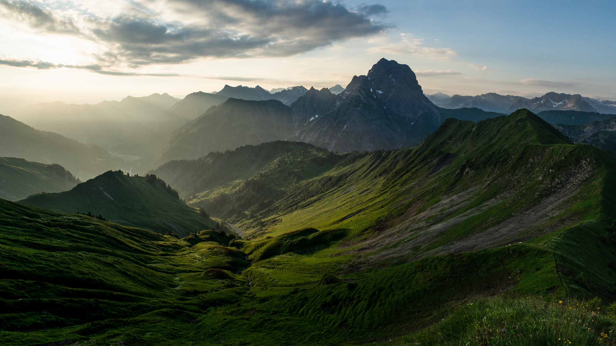 Kleinwalsertal-Grosser-Widderstein-Sonnenaufgang-Landschaftsfotografie-Blaue-Stunde-Biwak