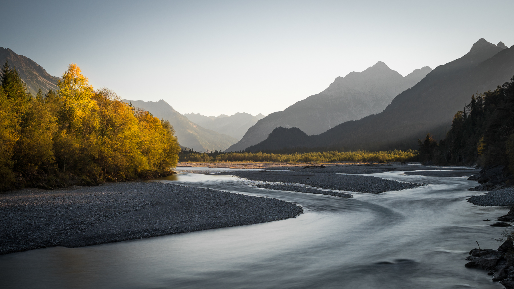 Lechtal-Lech-Landschaftsfotografie-Herbst-Goldener-Herbst-Berge