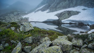 Seebodensee / Tierbergli ponds covered in low clouds (I) Sustenpass / Steingletscher, Gadmen landscape photography fotografie Sony A7 Minolta MD 35-70 3.5