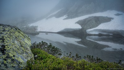 Low clouds around the ponds of Seebodensee Tierbergli, Sustenpass / Steingletscher landscape photography fotografie Sony A7 Minolta MD 35-70 3.5